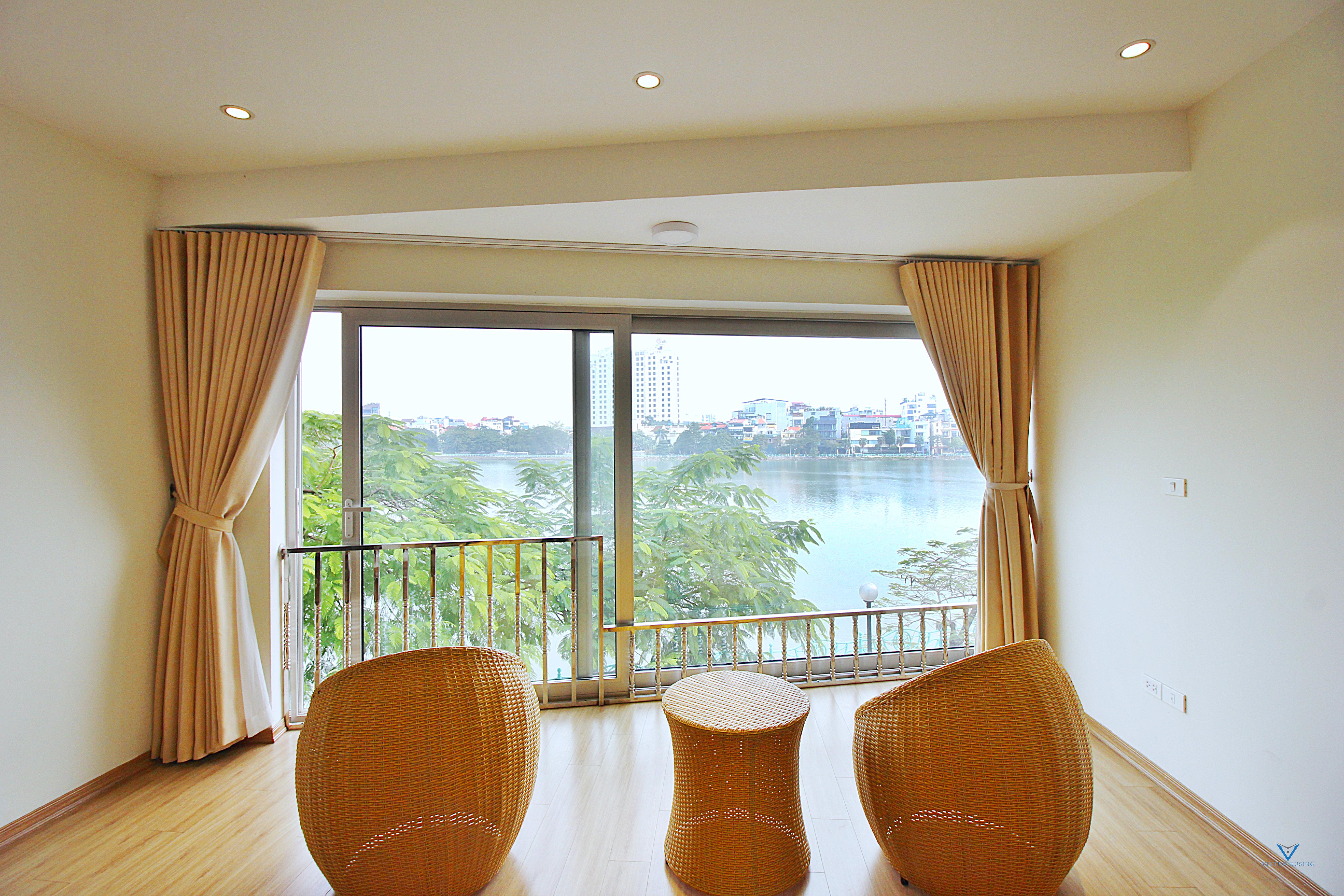 Tay Ho区Quang Anにある湖の景色を望む真新しい1ベッドルームアパートメント