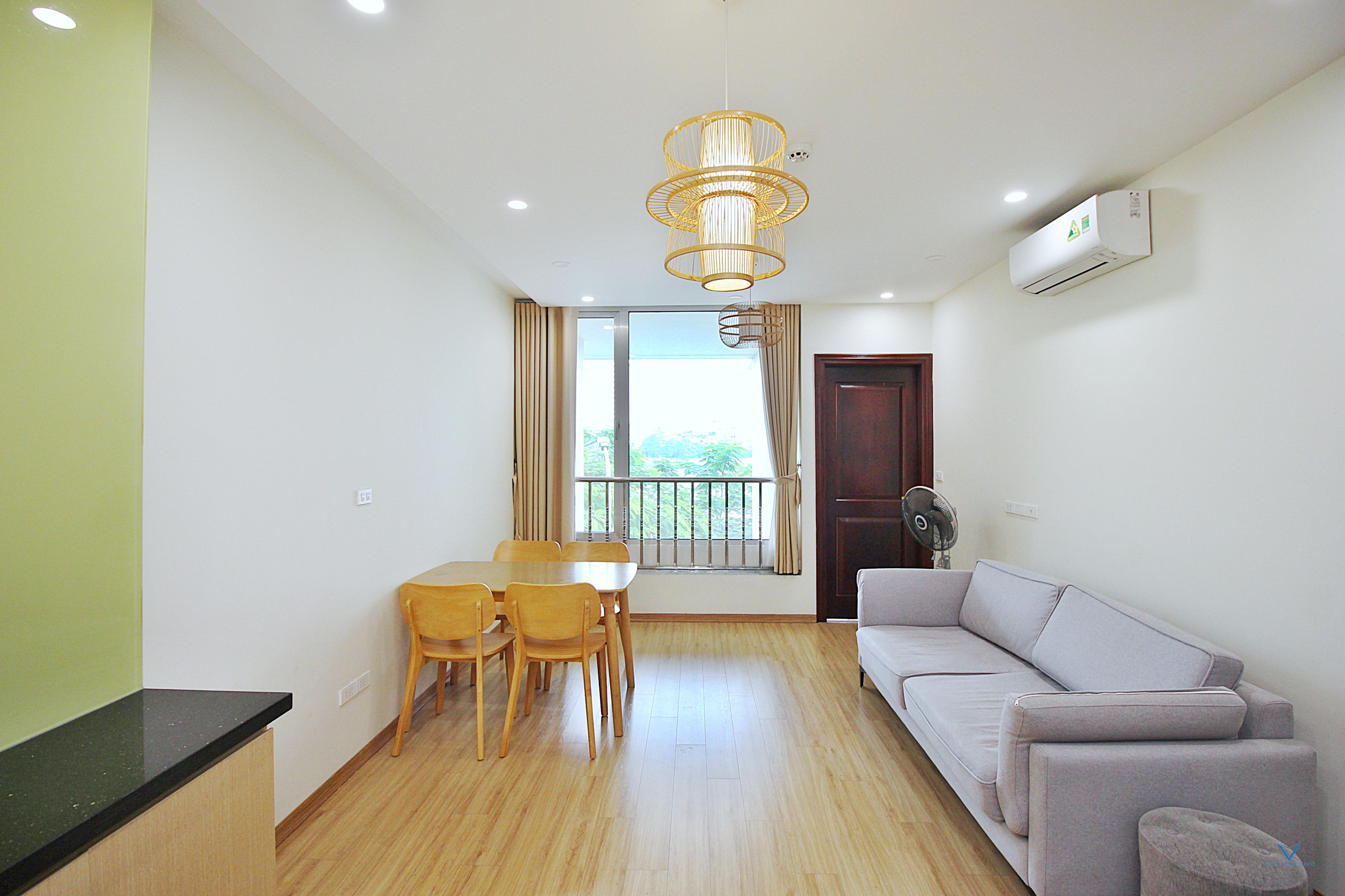 Tay Ho区Quang Anにある湖の景色を望む真新しい1ベッドルームアパートメント
