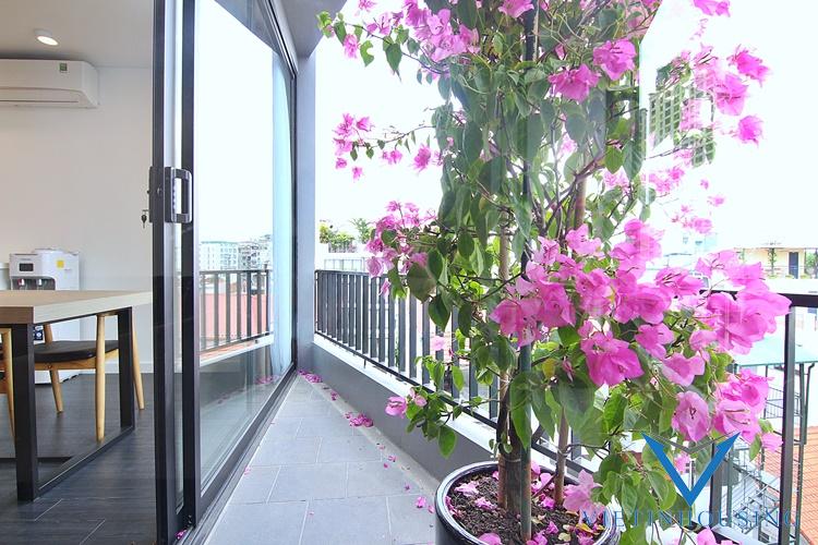 Ha Noi市、Tay Ho区、Tay Ho通り、８階にある素敵な風通りと日当たり通りの２ベッドルームのサービスアパート