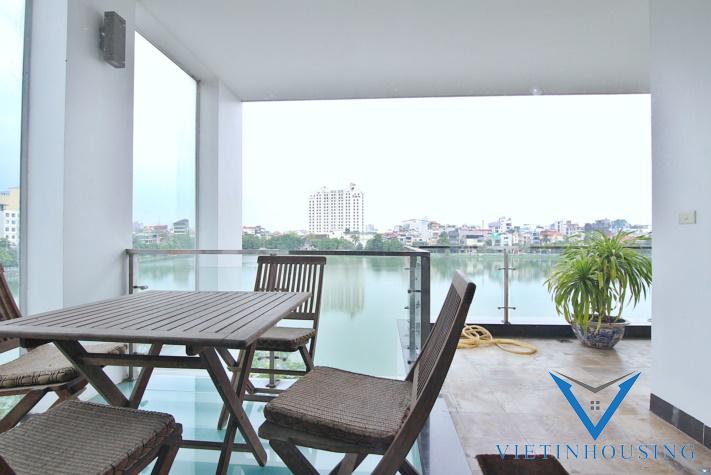 Tay Ho区Quang Anの大きなバルコニーと美しい湖の景色を望む明るいアパートメント