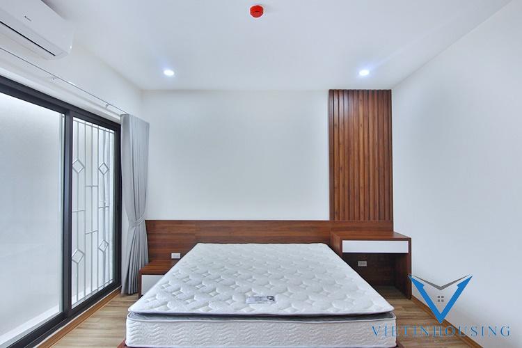 Tay Ho, Nhat Chieu にある大きなバルコニー付きの新しく1ベッドルームのアパートメント