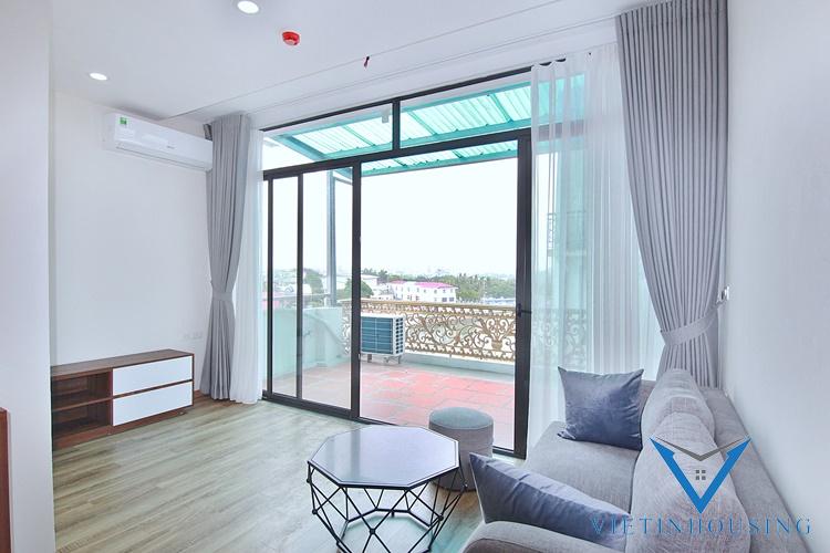 Tay Ho, Nhat Chieu にある大きなバルコニー付きの新しく1ベッドルームのアパートメント