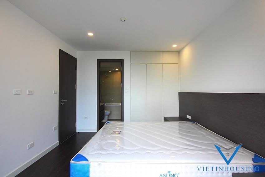 タイホー区ToNgocVanの賃貸用バルコニー付きの真新しい1ベッドルームアパートメント
