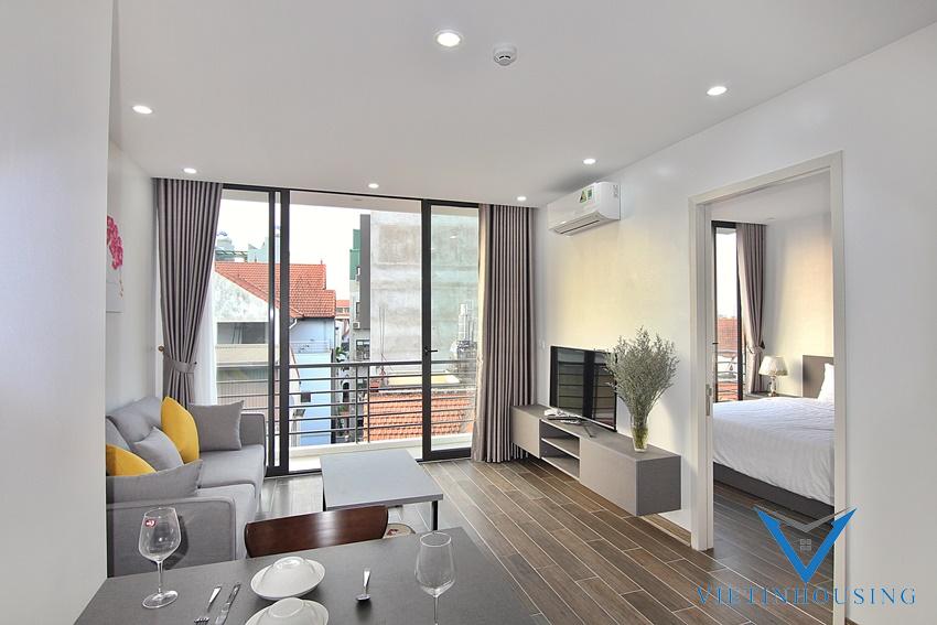 To Ngoc Van、Tay Ho、HaNoiの賃貸用バルコニー付きの真新しい1ベッドルームアパートメント