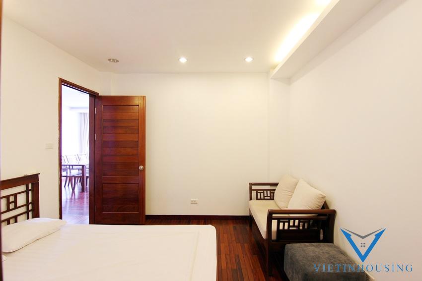 タイホ区Quang Khanh通りにある、レイクビューの広々とした03ベッドルームの賃貸アパート。