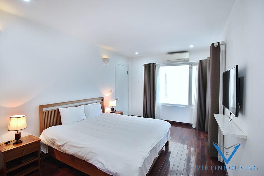 West Lakeエリアのクアンアン通りにあるベッドルーム3室素晴らしい湖の景色を望む高品質のアパートメント