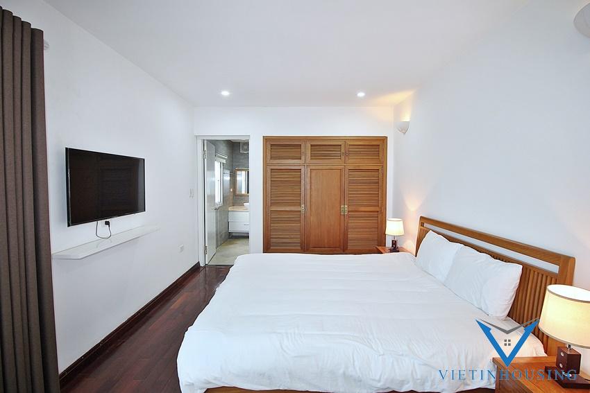 West Lakeエリアのクアンアン通りにあるベッドルーム3室素晴らしい湖の景色を望む高品質のアパートメント